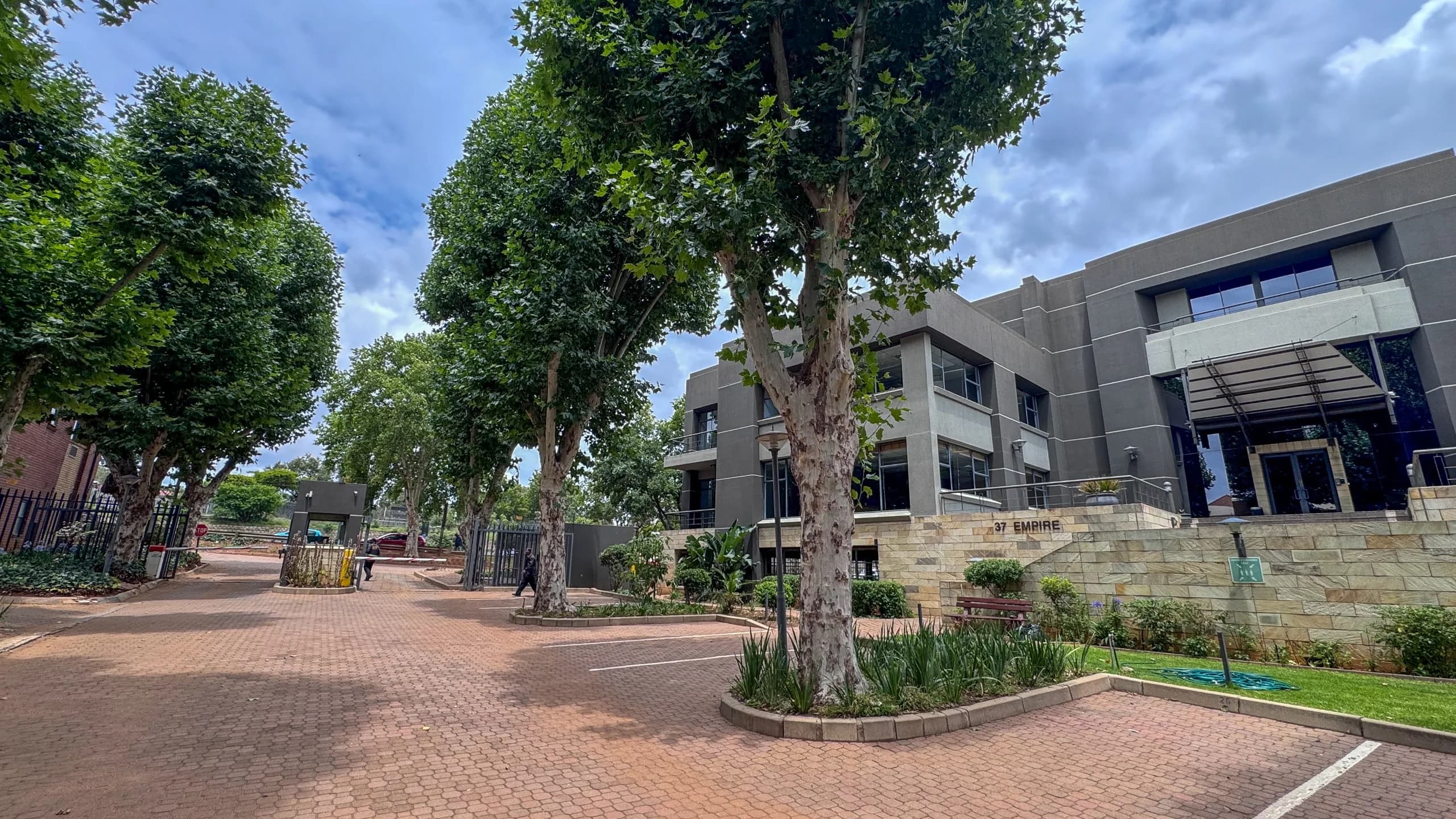 400m² Top-Floor Office To Let in Parktown