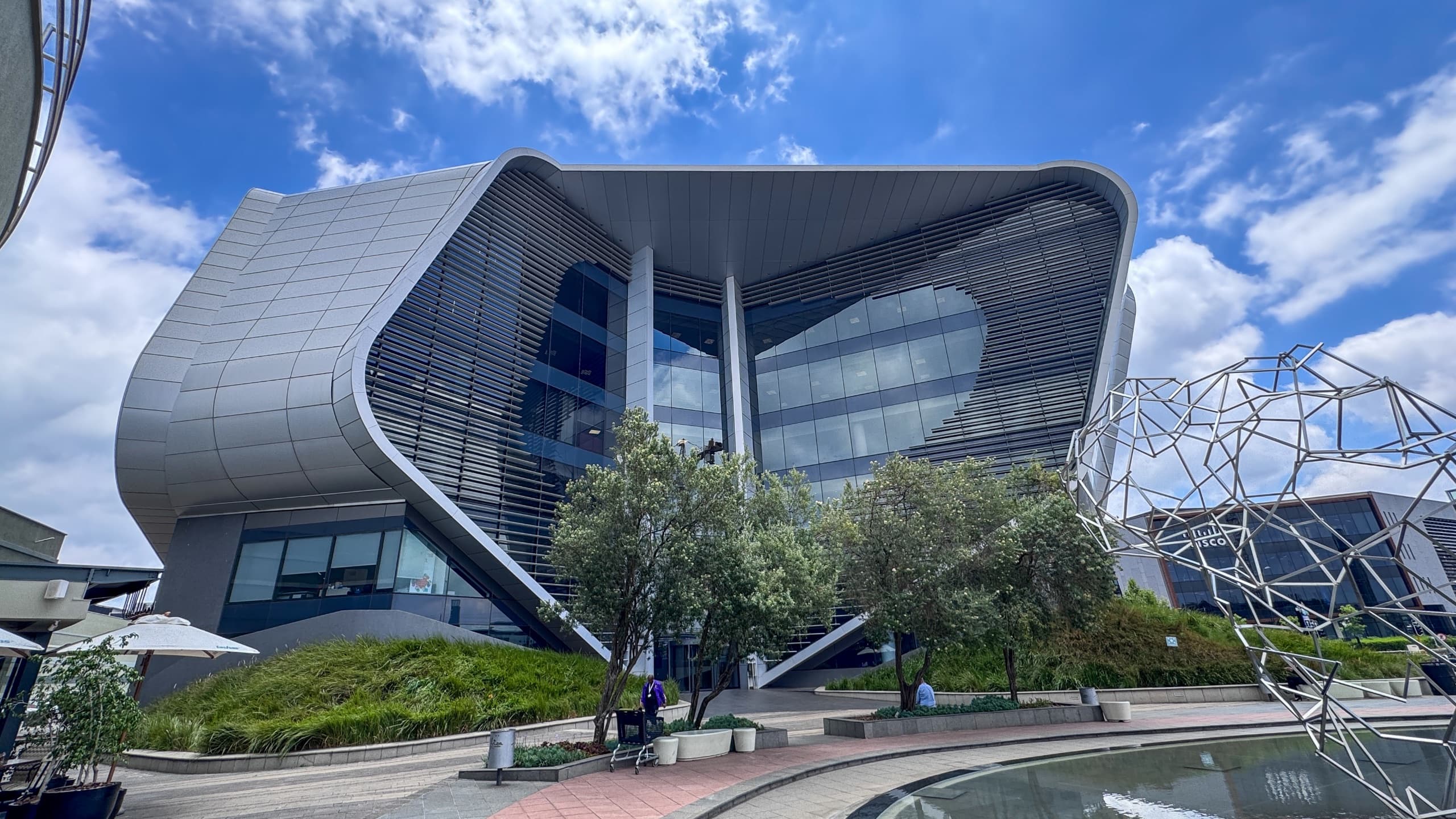 432 m² White-Box Office at Gateway West
