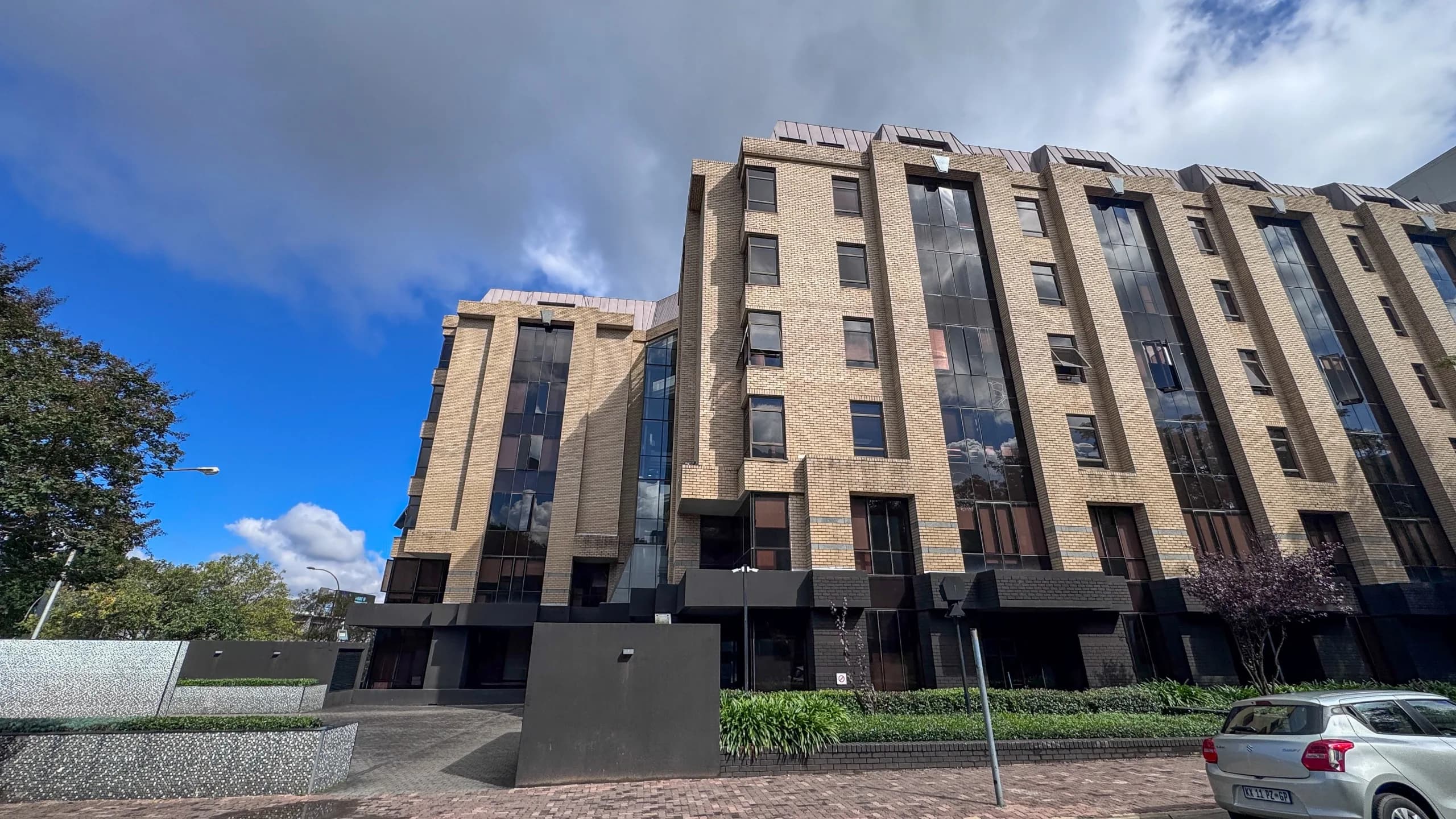 2,000 m² Full-Floor Office to Let in Rosebank