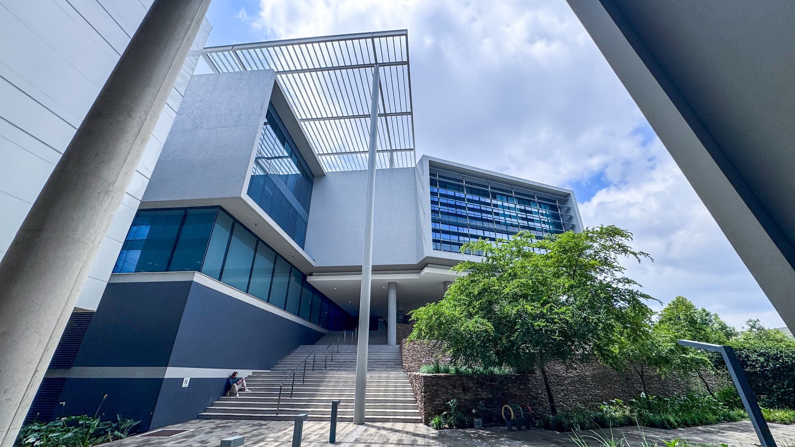 1,290m² Fitted Office to Rent at Magwa View