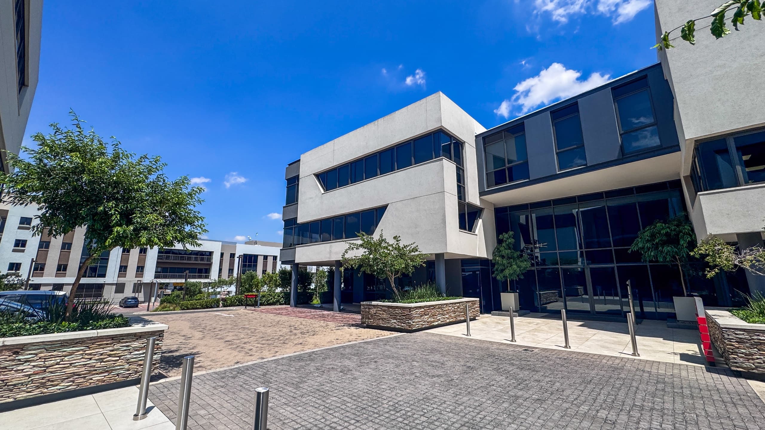 333 m² White-Box Office in Hertford Office Park