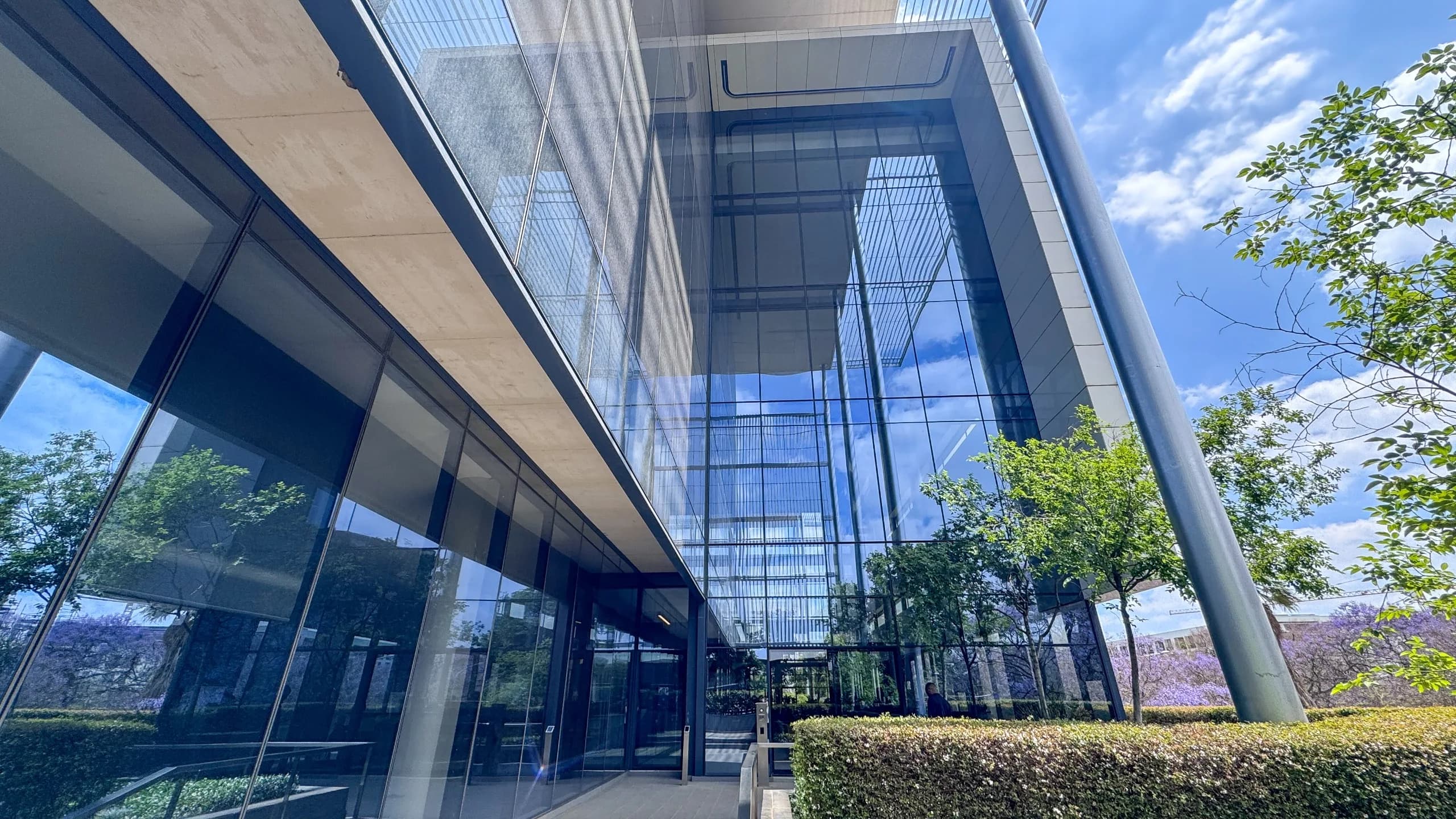 899m² Fitted Office To Let in Rosebank