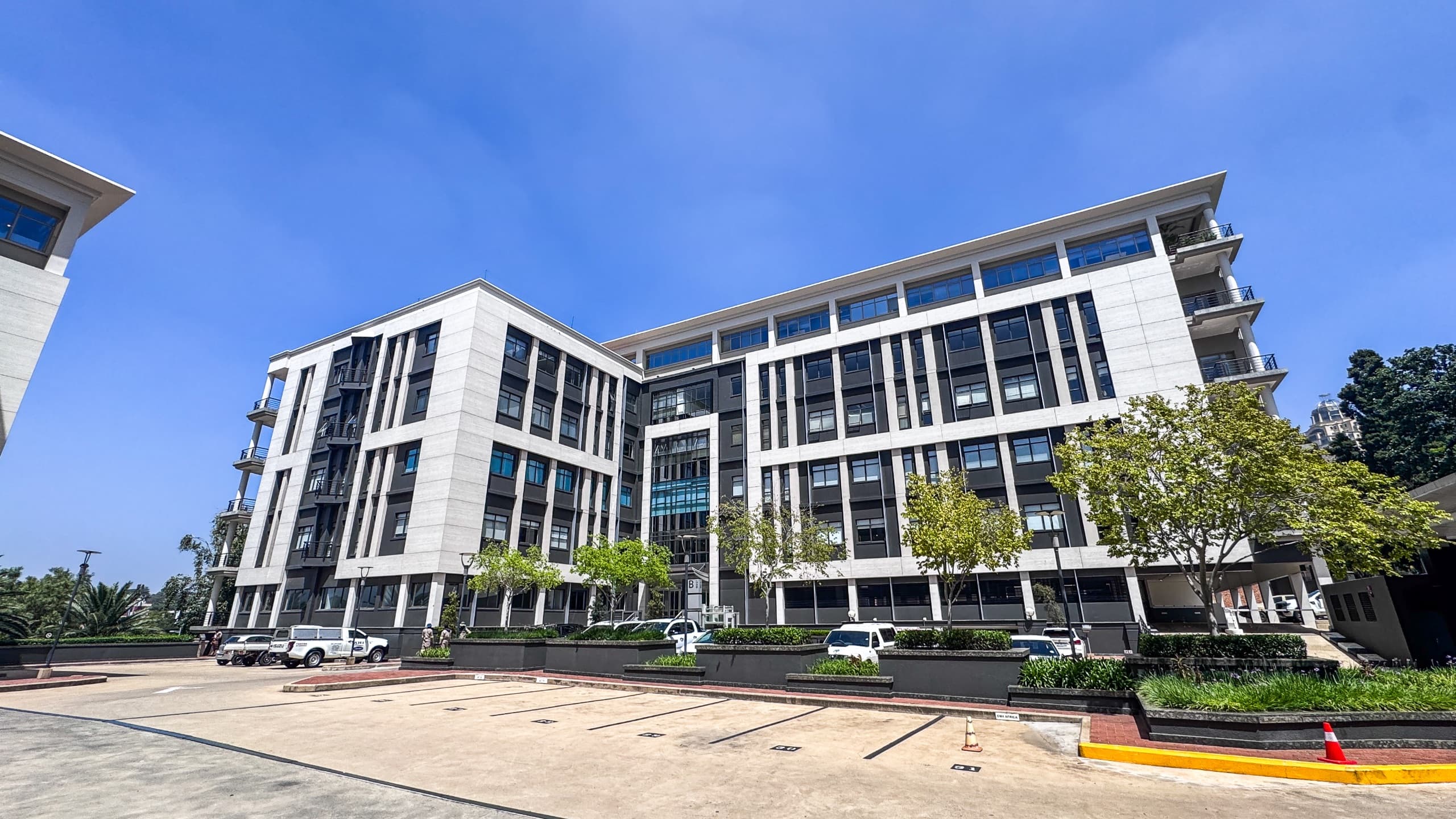 Prime 724m2 Ground-Floor Fitted Suite with Modern Bar & Dual-Access Entertainment Area | Sandown Mews, Sandton