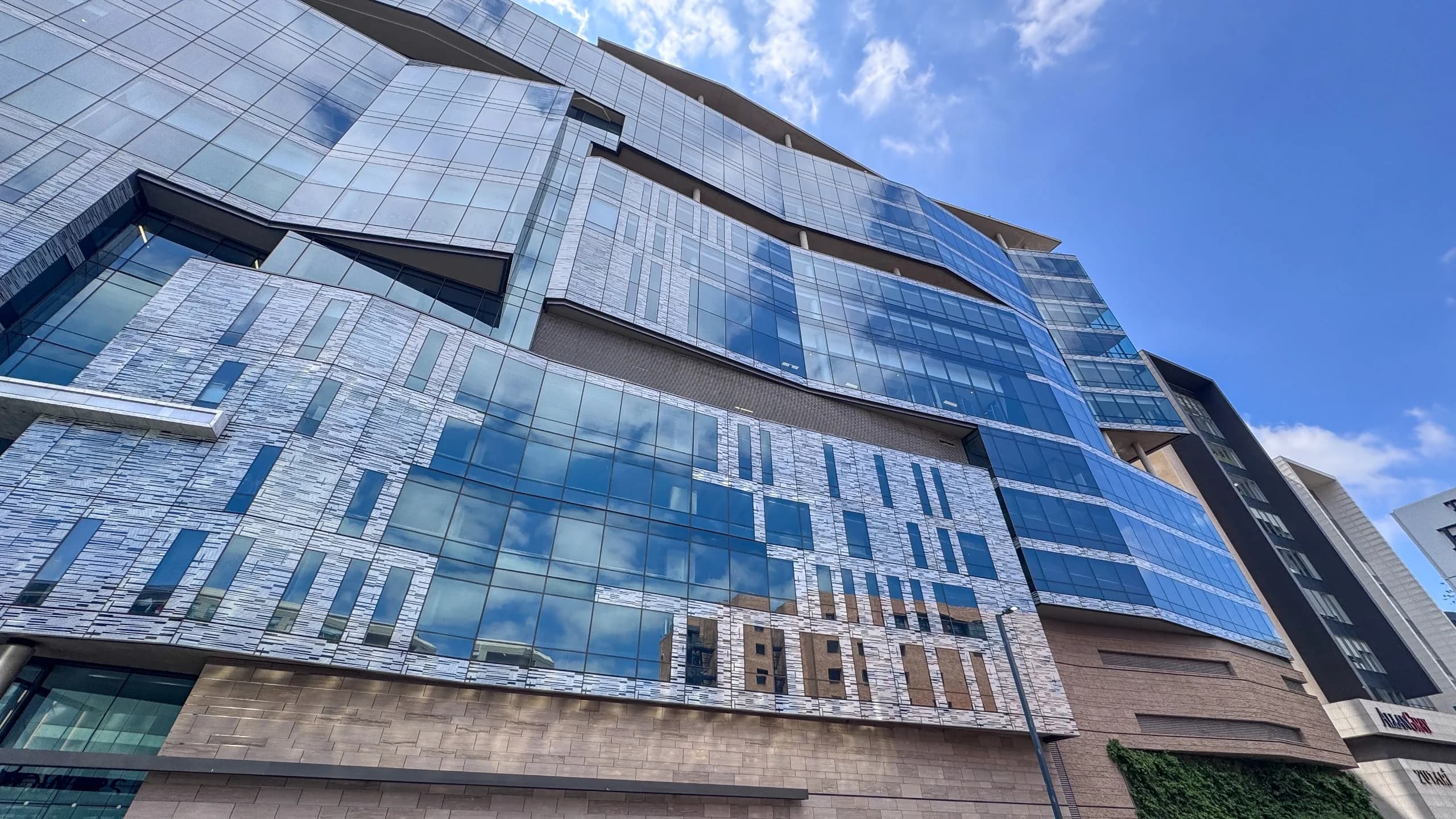 South-Facing 809m2 White-Box Suite with Johannesburg Skyline Views | Rosebank Towers, Rosebank