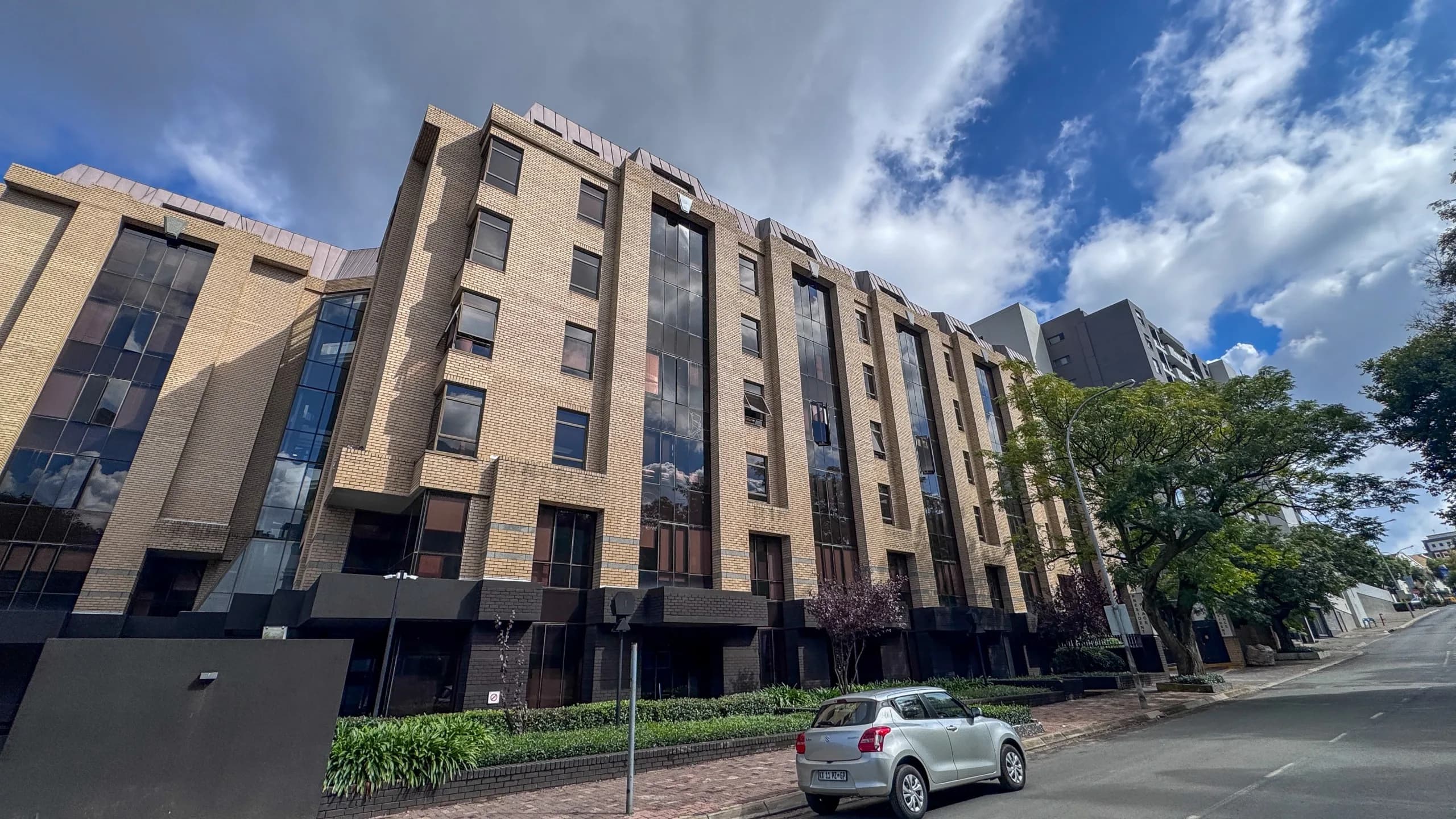 8,000 m² Office to Let at President Place, Rosebank
