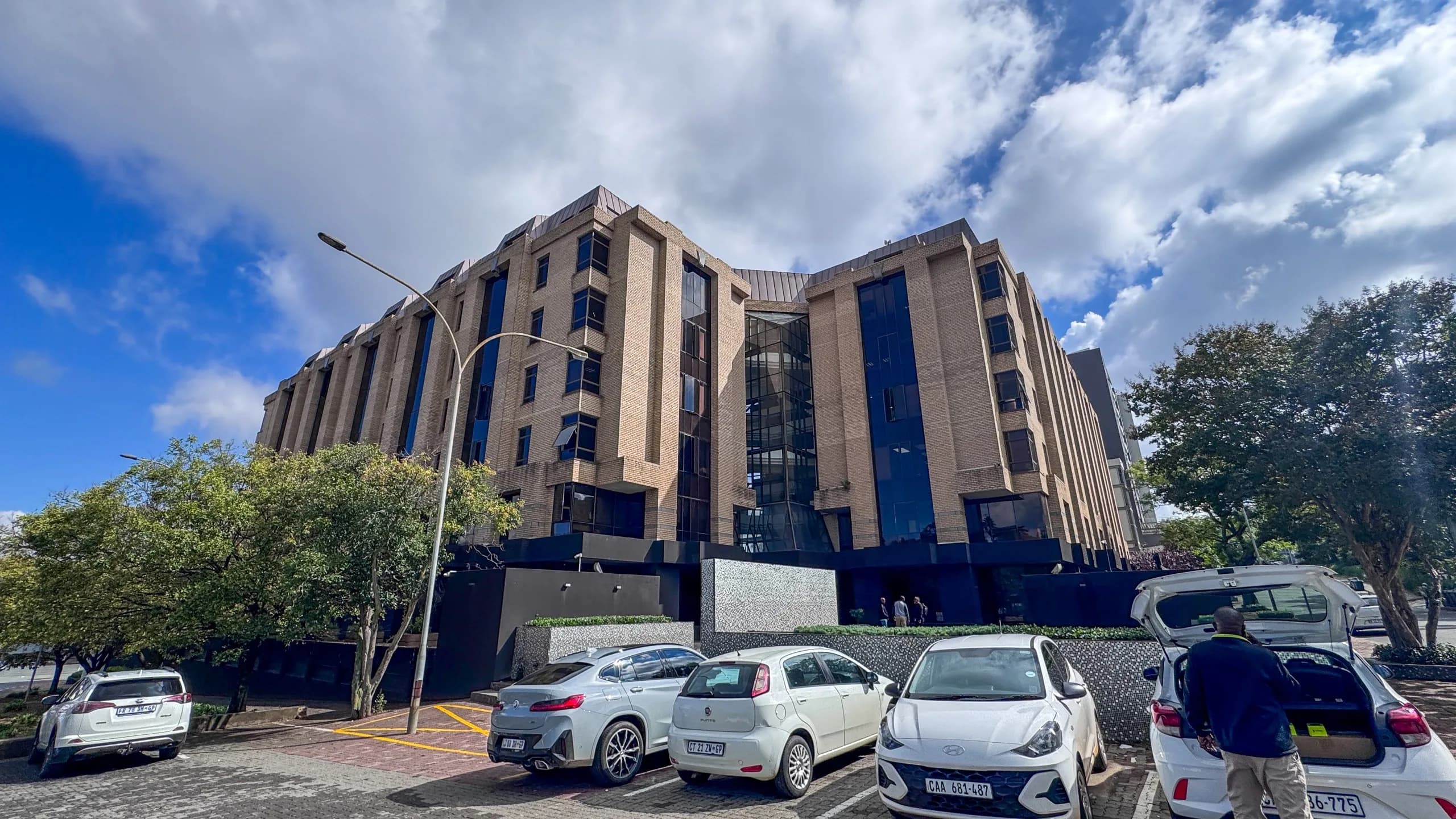 1,000 m² Office to Let at President Place, Rosebank