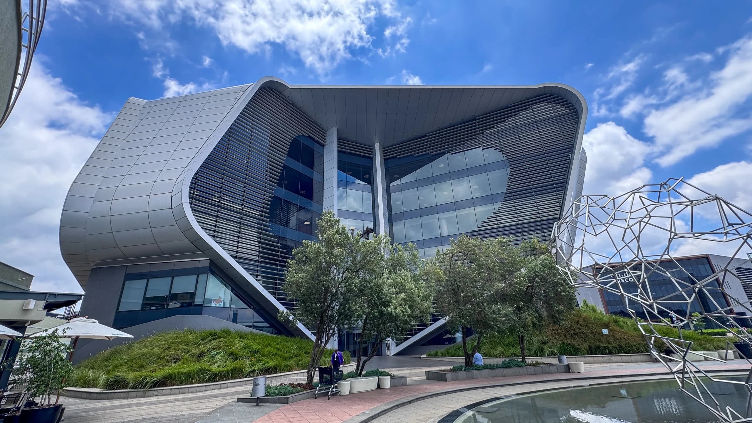 432 m² White-Box Office at Gateway West