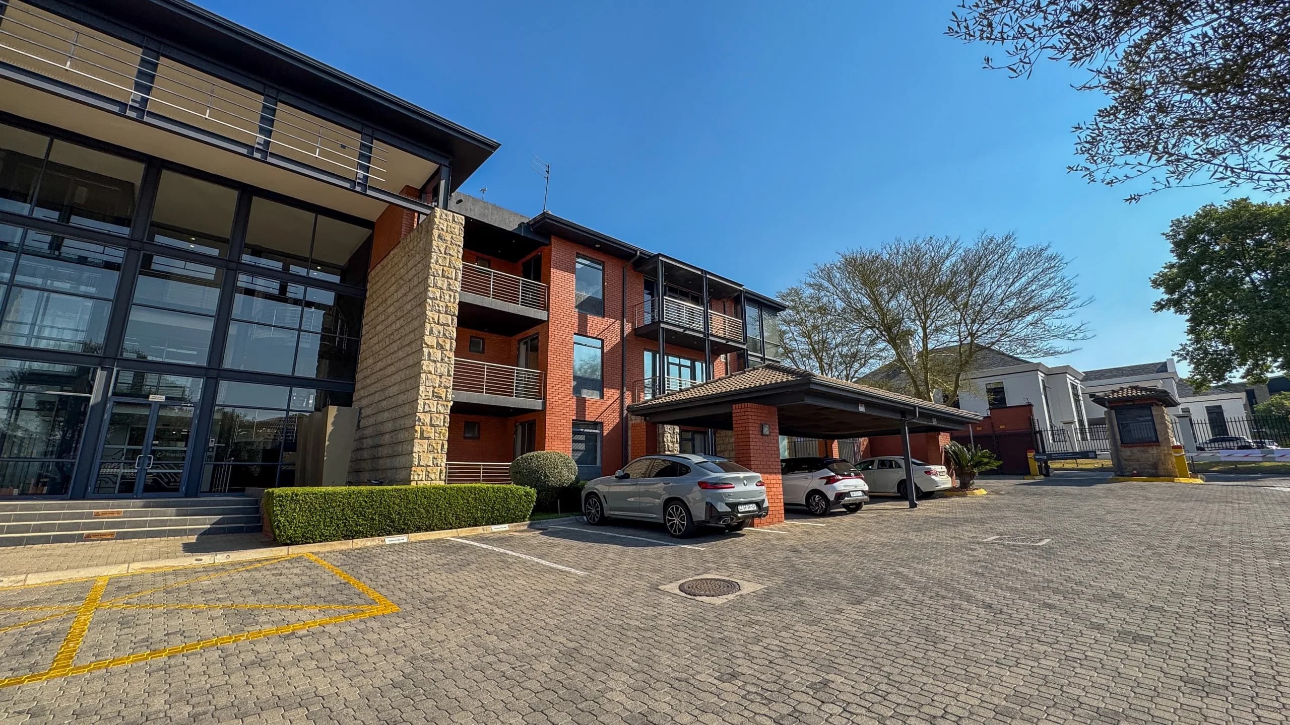 Fitted 299m2 1st-Floor Office with Meeting Rooms, Balconies & Main Road Exposure | Silver Point Office Park, Bryanston